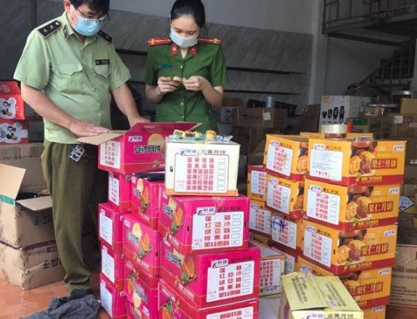 Chặn đường 10 tấn bánh trung thu Trung Quốc vào Việt Nam