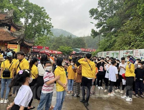 Hàng nghìn học sinh đổ về đền thờ Chu Văn An