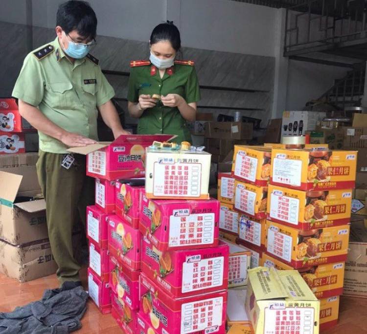 Chặn đường 10 tấn bánh trung thu Trung Quốc vào Việt Nam